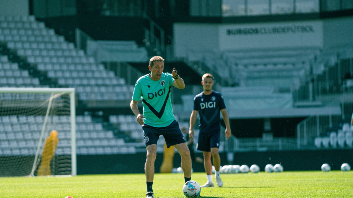 Ramis da instrucciones durante un entrenamiento.
