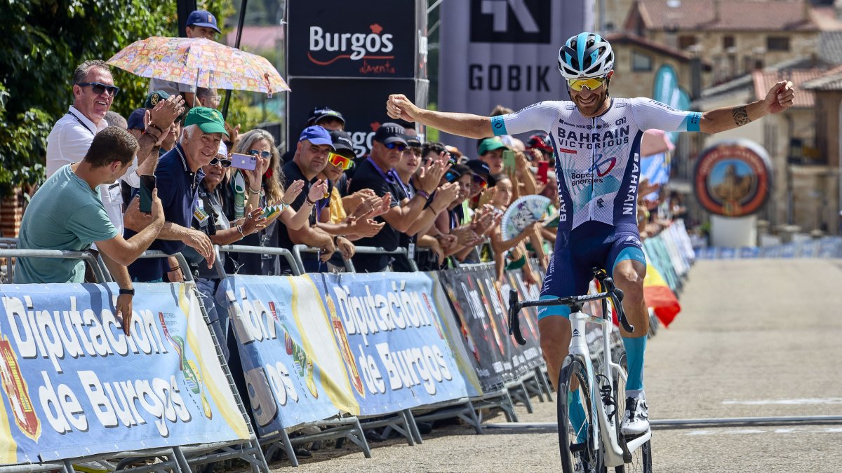 Caruso levanta los brazos para celebrar la victoria.