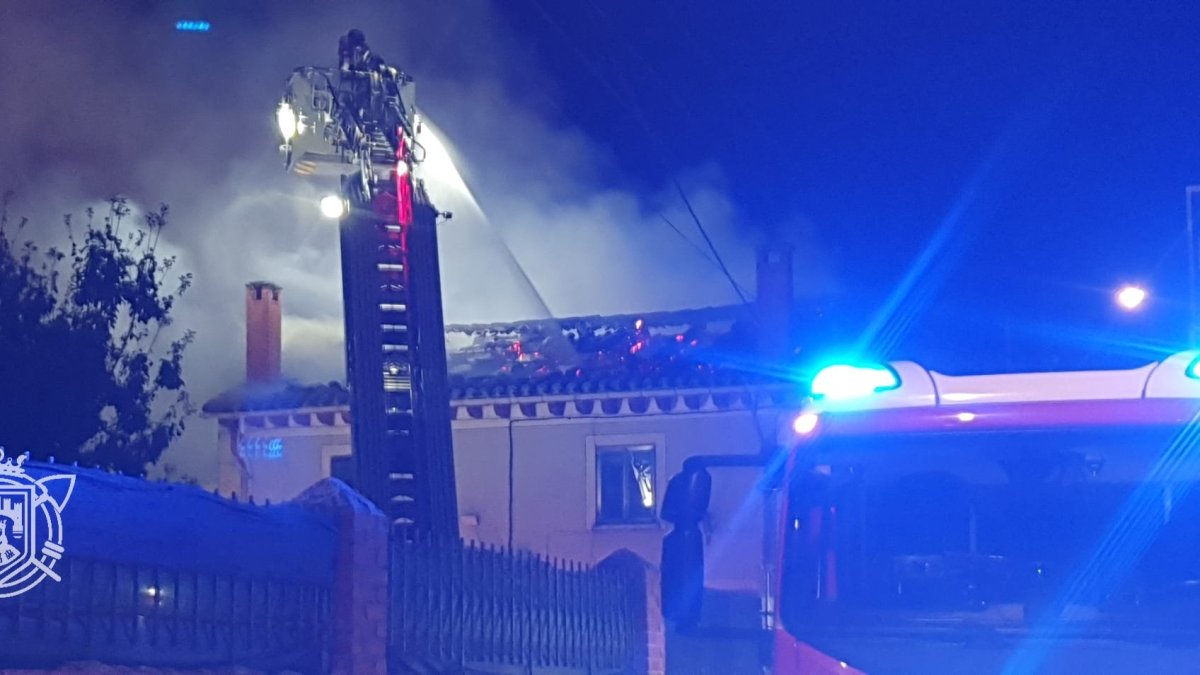 Los Bomberos intervienen en el incendio.