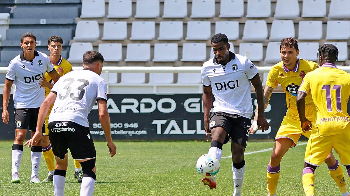 Imagen del partido entre el Burgos CF y el Valladolid.