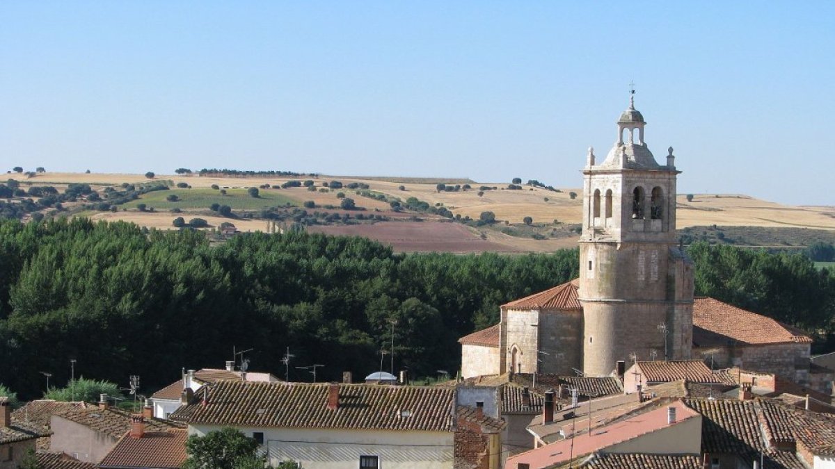 La torre de la iglesia de la Santa Cruz destaca entre el caserío de Tordómar.
