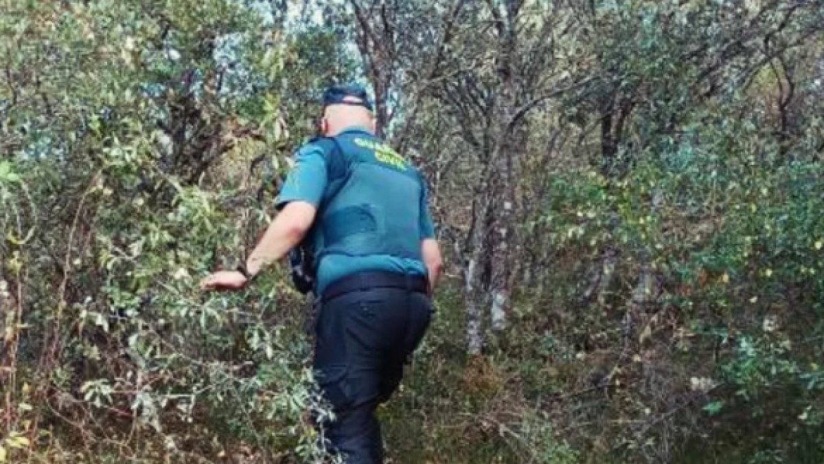 Un agente busca por el Monte de Santiago