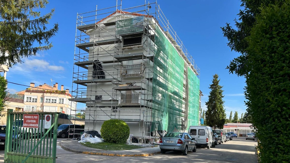 Las obras de rehabilitación de las fachadas de Parralillos llevan en marcha unos meses.