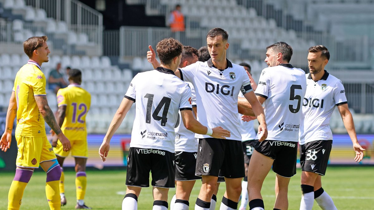 En el centro, Aitor Córdoba, durante el amistoso contra el Valladolid.
