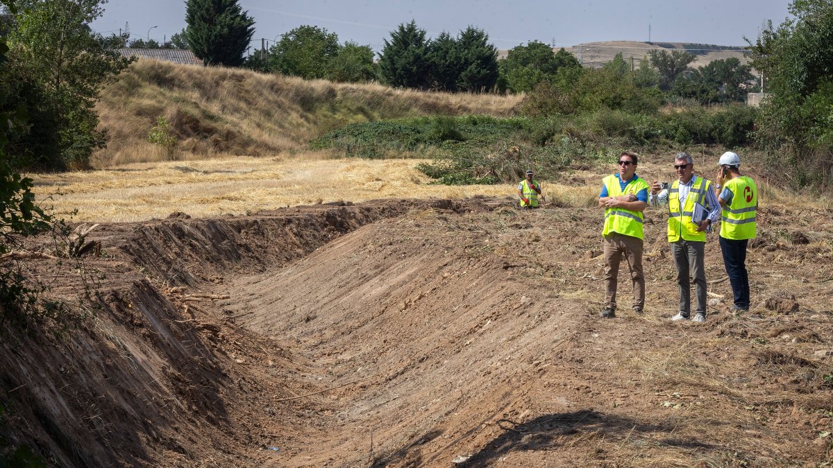 Las obras de captación e impermeabilización del arroyo de Villatoro, por fin, están en ejecución este agosto de 2025.
