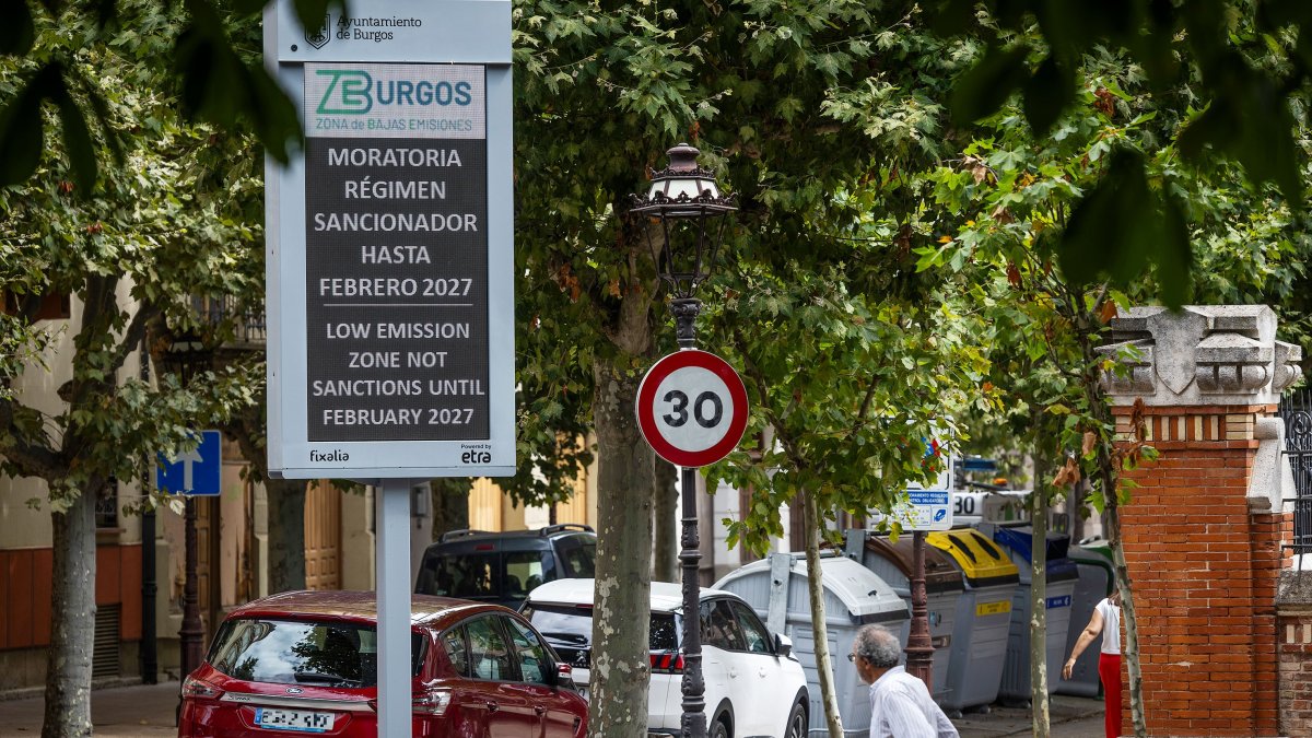 Cartel de la moratoria de la Zona de Bajas Emisiones en Burgos.