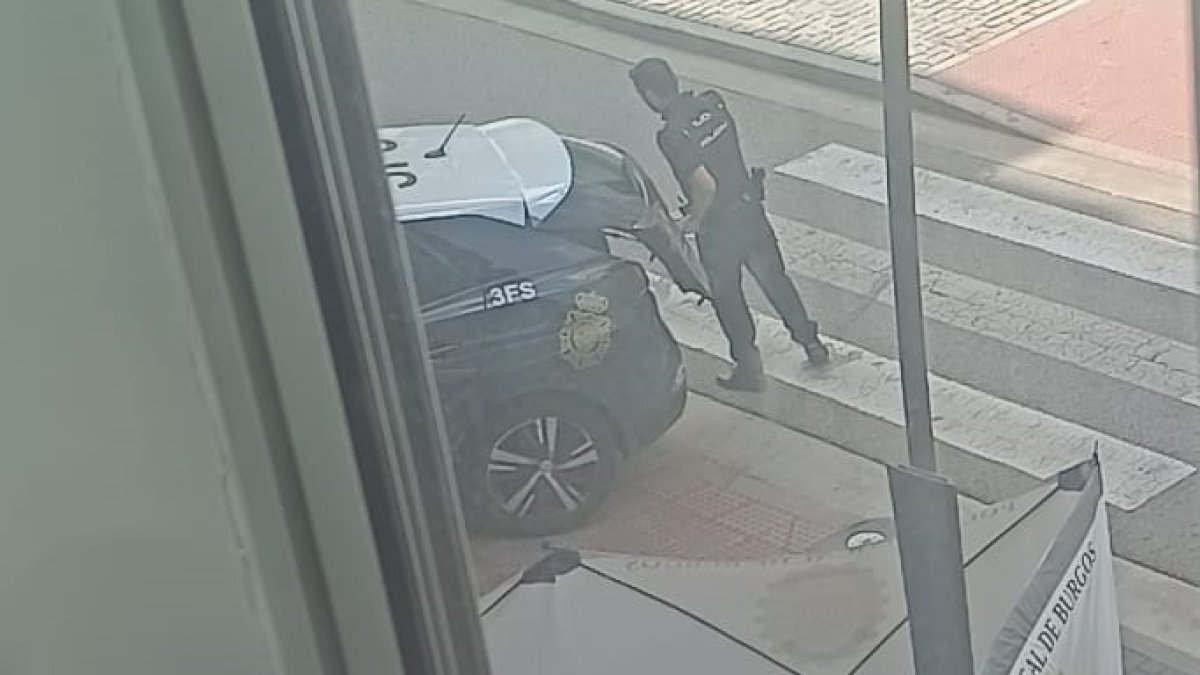 La Policía, en la calle Burgense, tras el atragantamiento mortal de una mujer.
