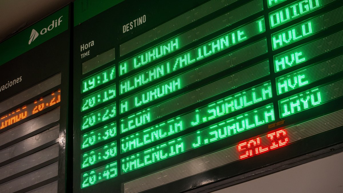 Un cartel informativo, en la Estación de Chamartín Clara Campoamor, a 12 de agosto de 2025, en Madrid (España). Ha sido restablecida la circulación de trenes entre Santiago y Ourense, tras permanecer cortada desde las 13,45 horas por un incendio en las in.