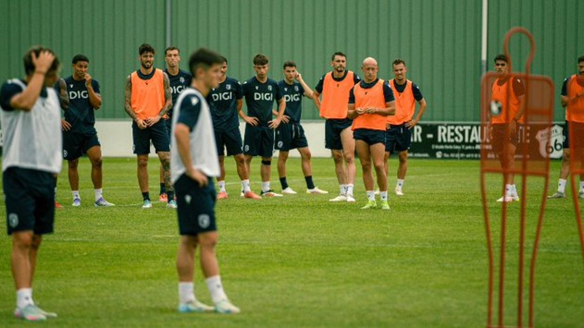 El Burgos CF inicia LaLiga Hypermotion con una plantilla afinada y sin lesionados.