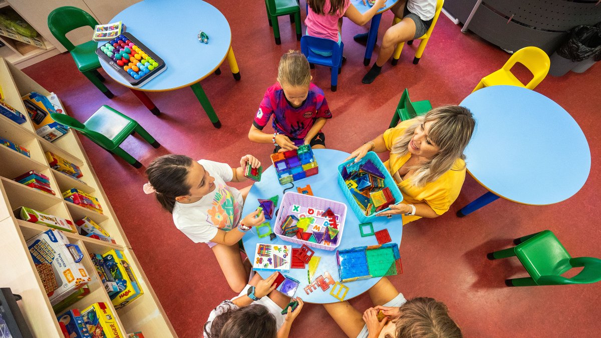La concejala de Servicios Sociales, Mila del Campo, conversando con un grupo de niñas en el centro cívico de San Agustín.