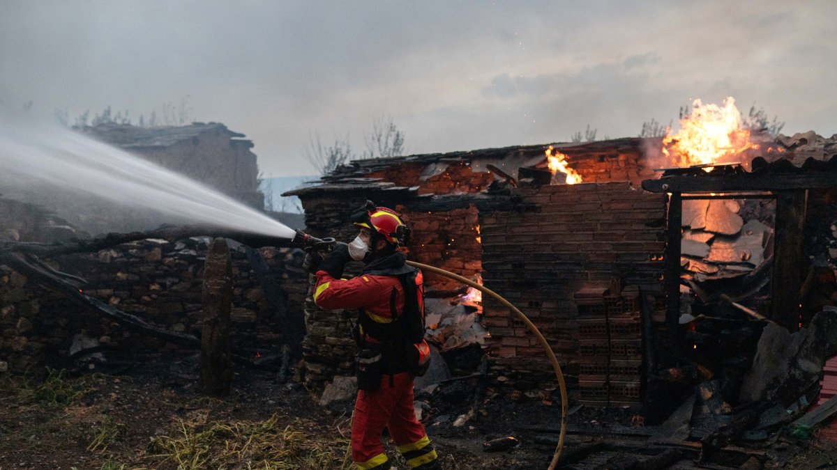 Un bombero trata de apagar el fuego del incendio de Puercas, a 12 de agosto de 2025, en Abejera, Zamora, Castilla y León (España).