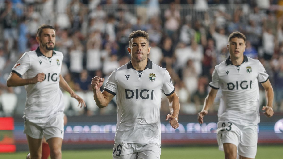 Curro, el goleador del conjunto blanquinegro comenzó la liga con dos goles ante la Cultural.