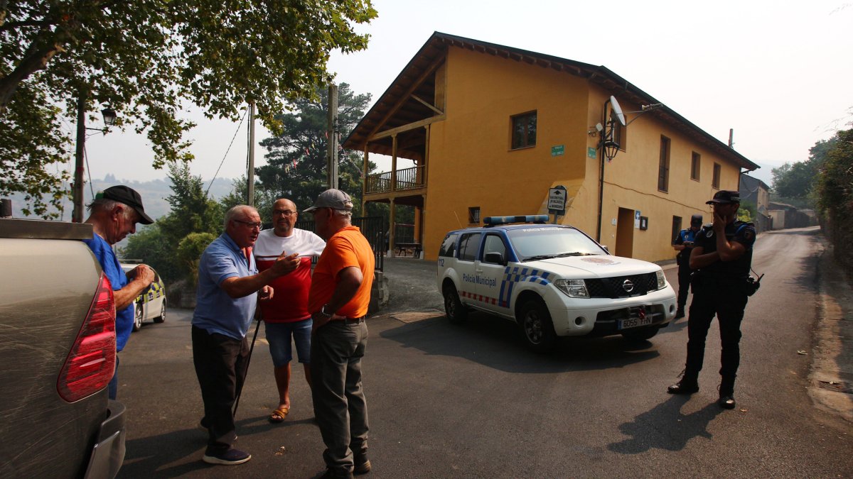 Vecinos desalojados de las localidades bercianas de Peñalba de Santiago, Bouzas, San Cristóbal de Valdueza, Espinoso de Compludo y Manzanedo de Valdueza por el incendio de Llamas de Cabrera (León).
