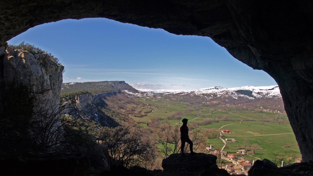 Imagen de la vista desde el interior de Cueva Kaite, en Ojo Guareña, donde se inició la excavación en busca de ocupaciones neandertales con apoyo de la Diputación.