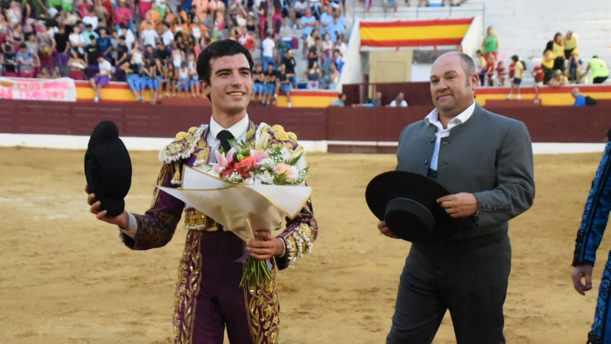 Cob cortó las dos orejas del eral de Guadalest con el que se presentó en la plaza de Roa.
