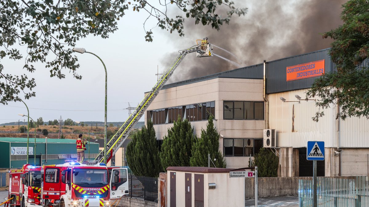 Incendio en la nave de Contenedores Industriales, en el polígono de Villalonquéjar.