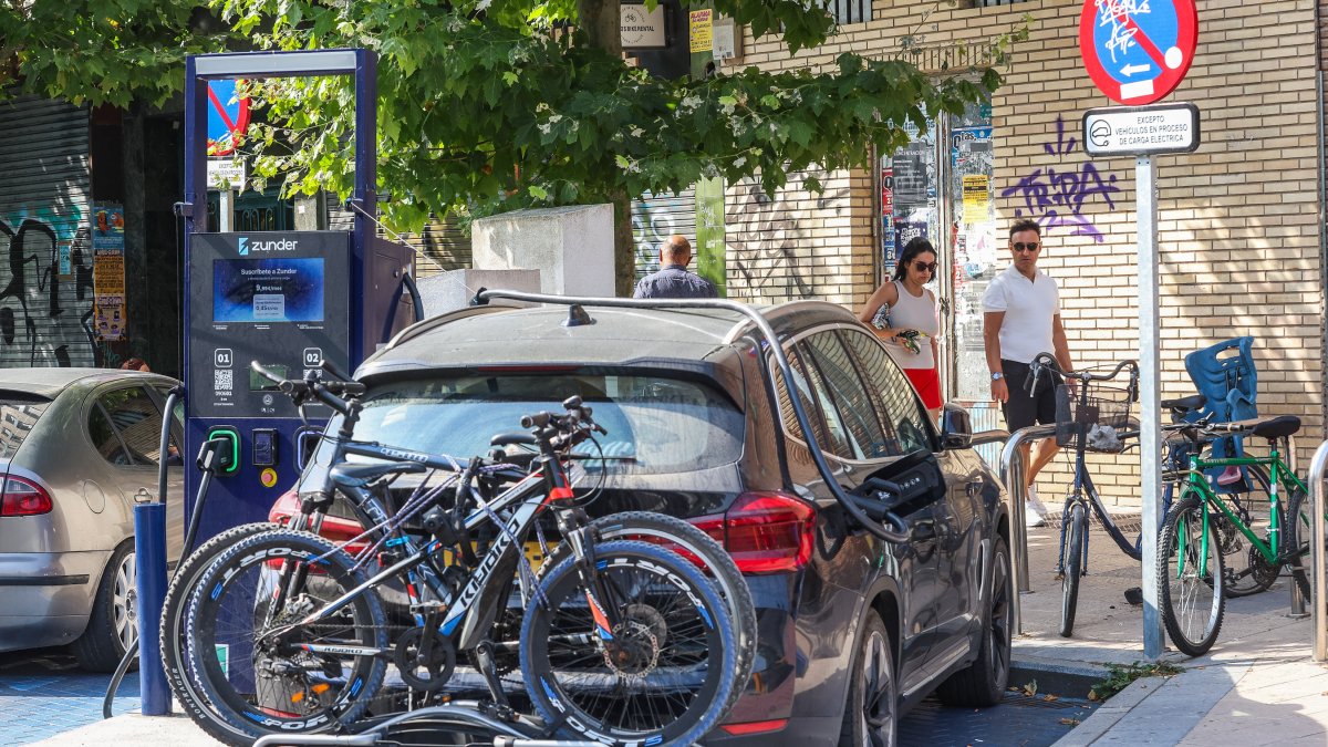 Un SUV repostando en uno de los puntos de recarga de Zunder ubicado en la calle del Carmen.