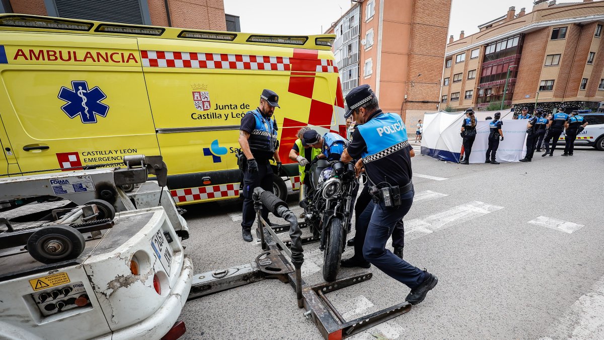Los agentes retiran la moto del lugar del accidente.