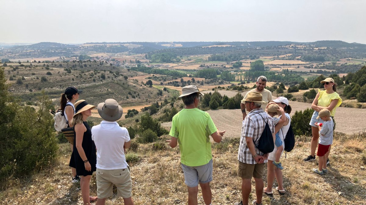 Estudiantes y profesorado durante la visita al yacimiento burgalés.