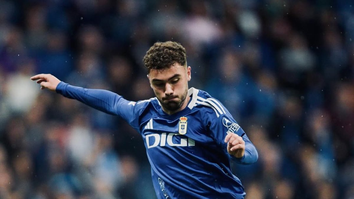 Álex Cardero llega al Mirandés cedido por el Oviedo.