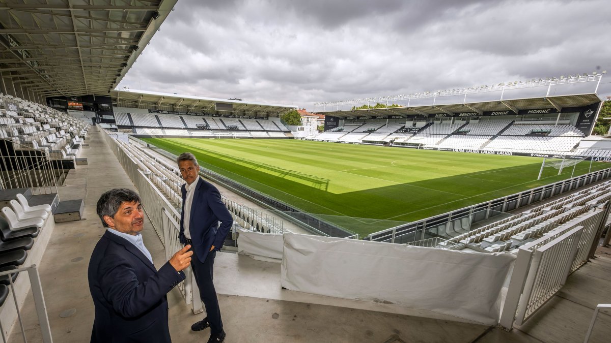 Los propietarios del Burgos CF, en el estadio municipal de El Plantío tras una rueda de prensa.