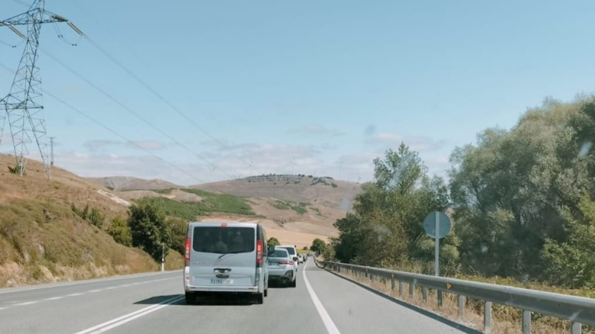 Tráfico lento en la bajada del puerto de la Brújula en la N-I.