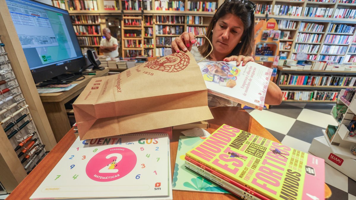 La librera Lucía Alonso de Hijos de Santiago Rodríguez prepara un lote de libros de texto.