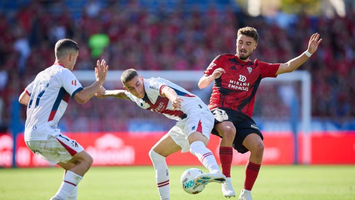 Imagen del partido entre el Mirandés y el Huesca.