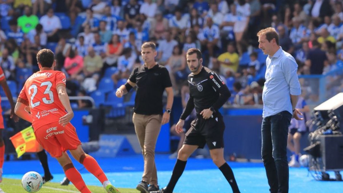 Ramis observa el partido desde la banda de Riazor.