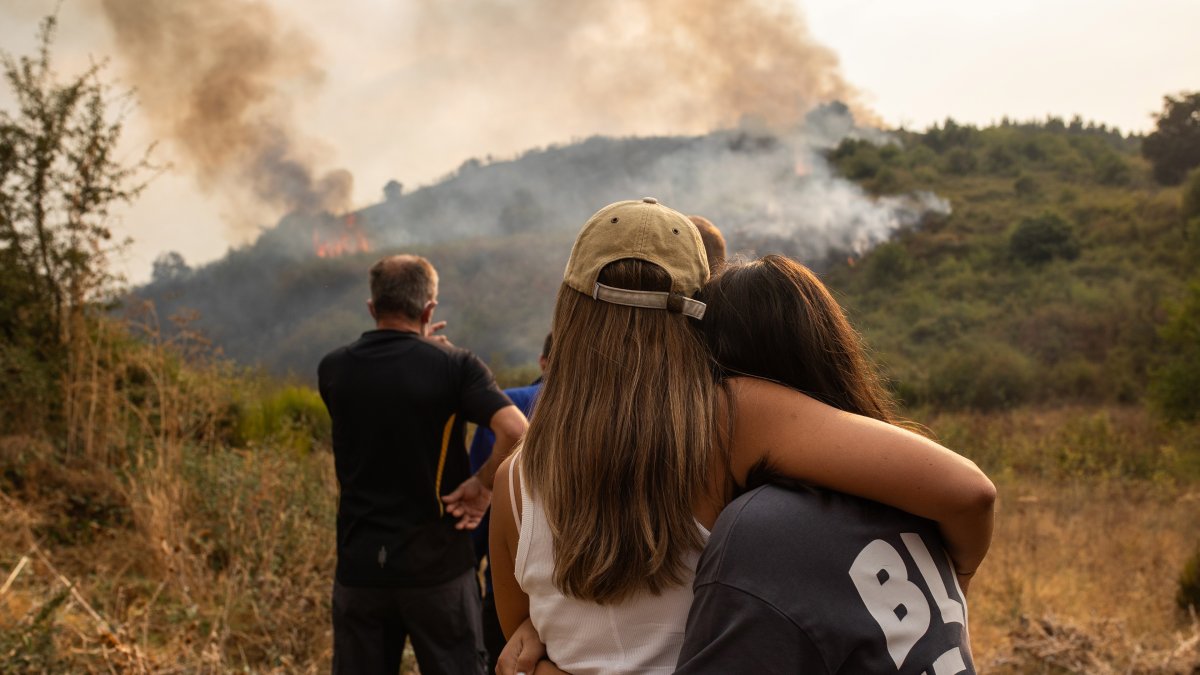 Vecinos ven el avance del incendio en Molinaseca.
