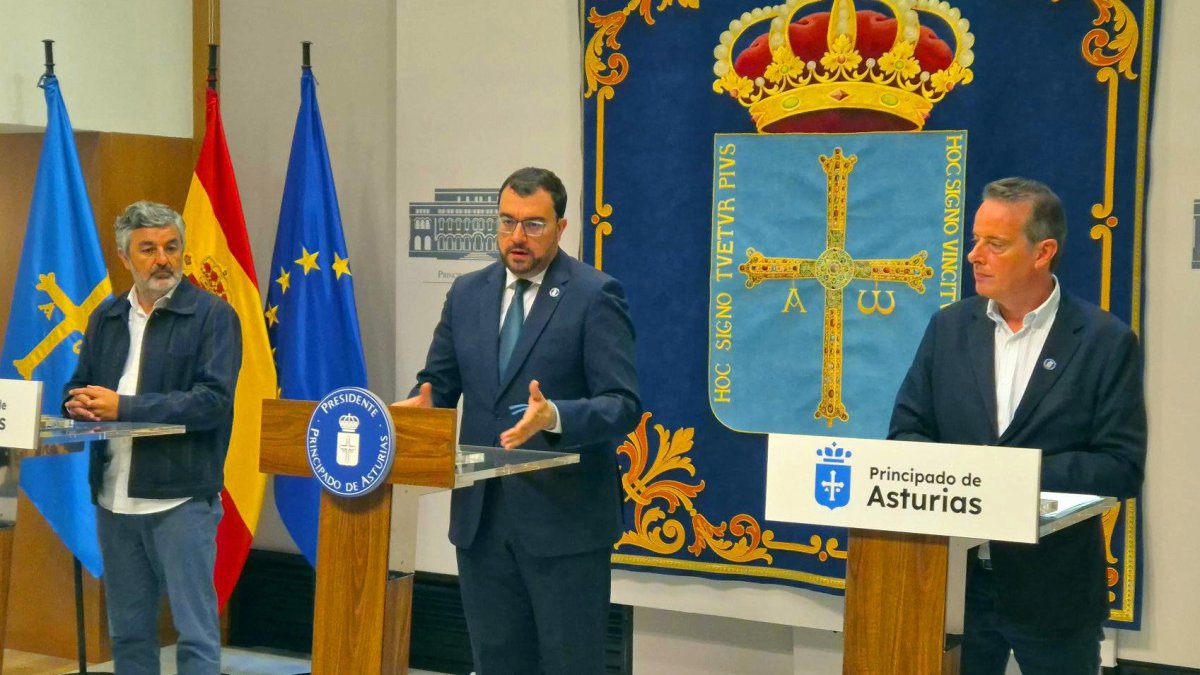 Adrián Barbón, en el centro.