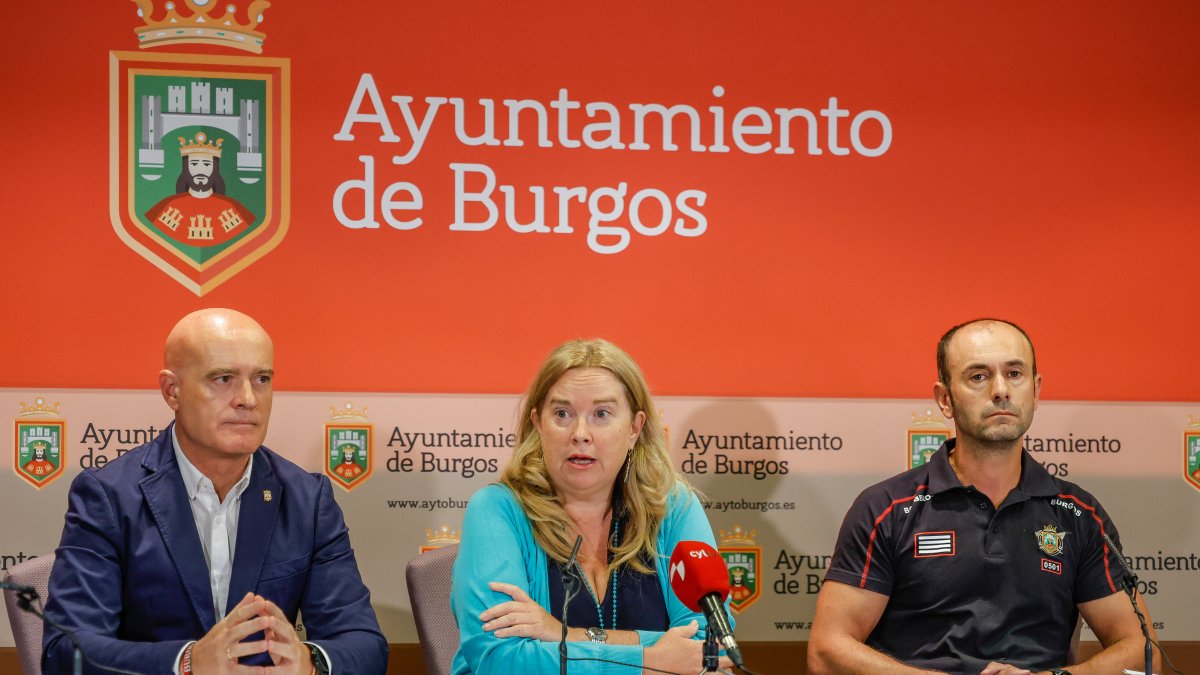 La alcaldesa, Cristina Ayala, acompañada por el jefe de Bomberos, Miguel Ángel Extremo, y el edil de Seguridad, Ángel Manzanedo.