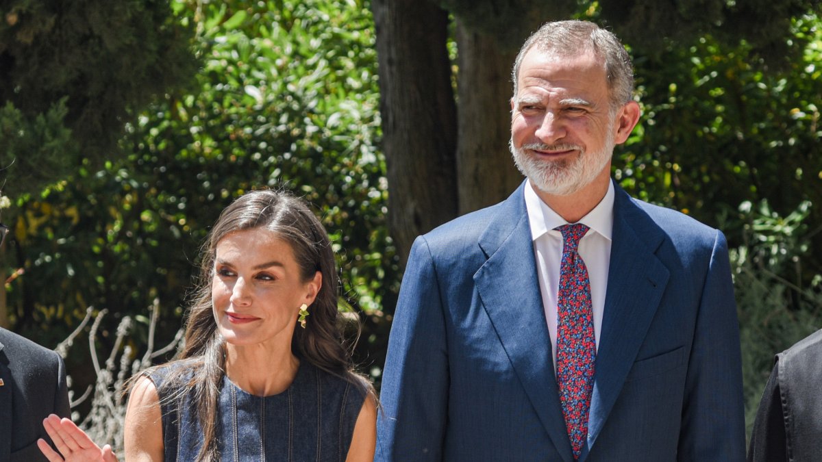 Archivo - Los Reyes Felipe VI y Letizia durante la celebración del acto central del Milenario de la fundación del Monasterio de Montserrat, en la Abadía de Montserrat.