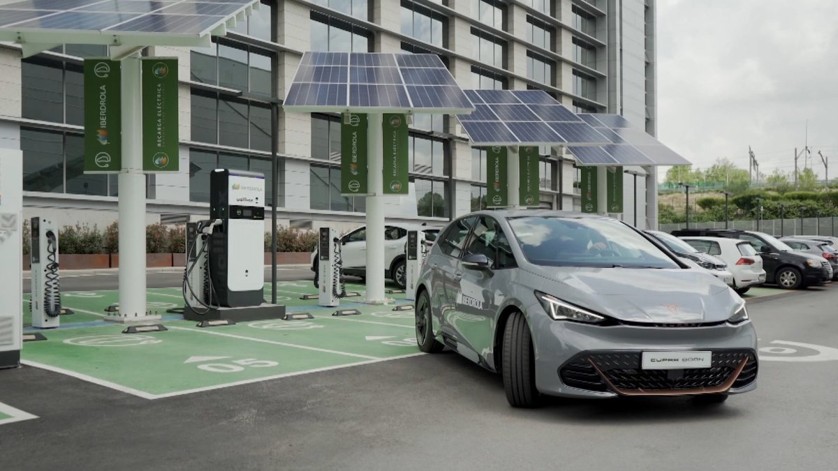 Alimerka e Iberdrola se alían para instalar 238 puntos de recarga para vehículos eléctricos en supermercados.