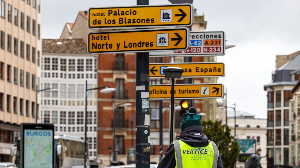 Un topógrafo hace mediciones en el tramo final de la calle Santander.
