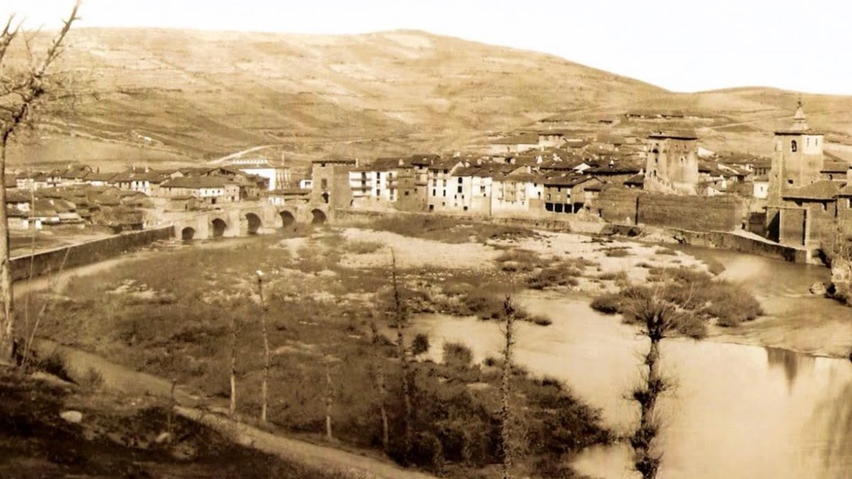 Imagen de archivo del antiguo puente medieval de Covarrubias sobre el río Arlanza.