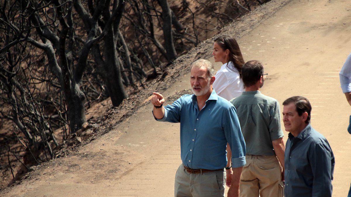 Los reyes, acompañados del presidente de la Junta, Alfonso Fernández Mañueco, el delegado del Gobierno, Nicanor Sen y la Ministra de Igualdad, Ana Redondo, visitan las principales zonas afectadas por los incendios forestales en el paraje de las Médulas (León).
