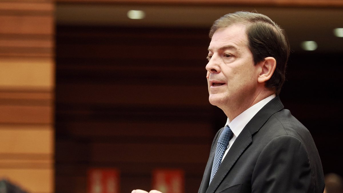 El presidente de la Junta, Alfonso Fernández Mañueco, comparece ante el Pleno de las Cortes para informar sobre los incendios forestales en la Comunidad.