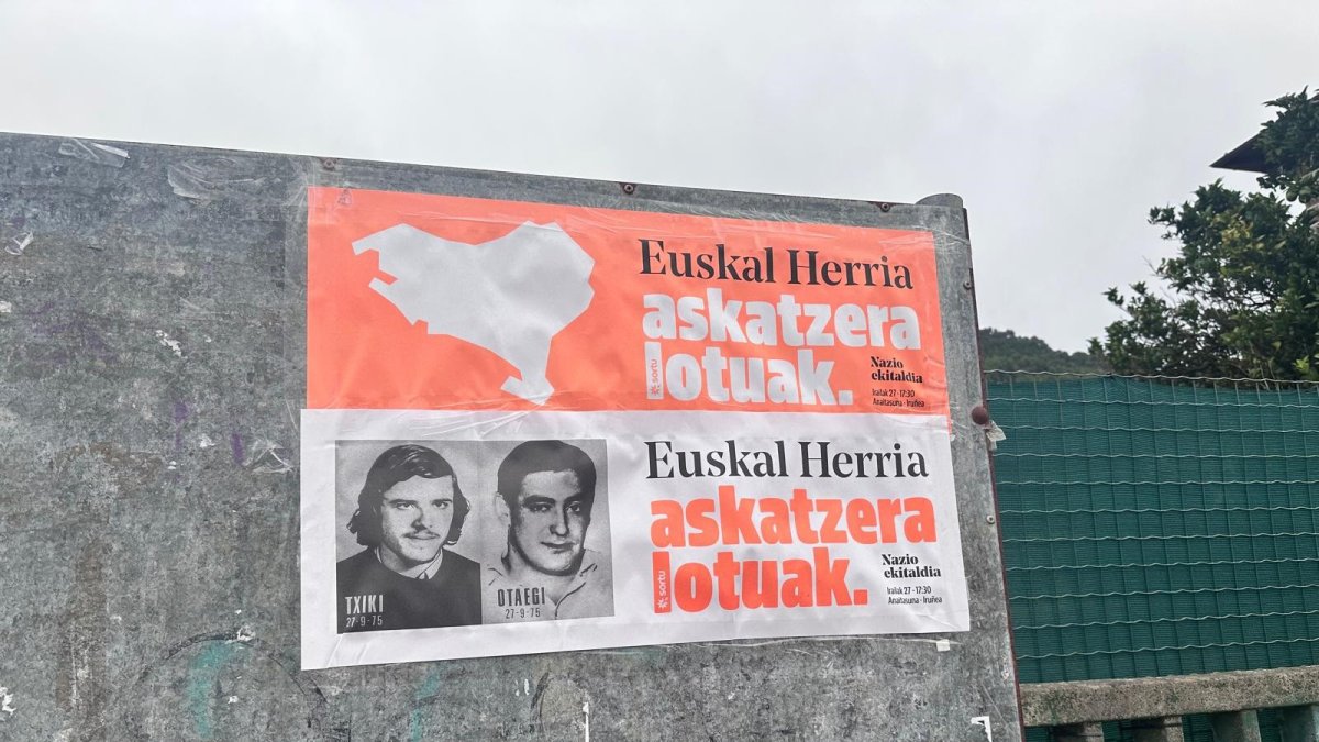 Carteles llamando al acto conmemorativo a Txiki y Otaegi en Pamplona para el 27 de septiembre.