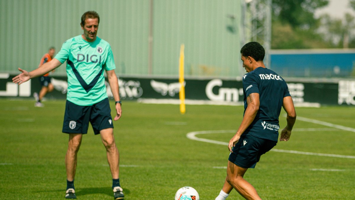 El entrenador del conjunto blanquinegro, Luis Miguel Ramis, dirige uno de los entrenamientos de la semana en la ciudad deportiva.
