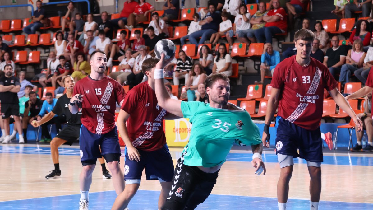 Pedro Martins durante un momento del encuentro ante el BM Logroño.