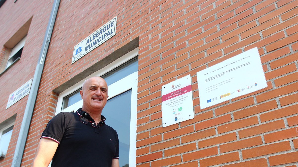 El alcalde de Puente Domingo Florez (León), Julio Arias, junto a la sede del nuevo albergue municipal para el Camino de Invierno.