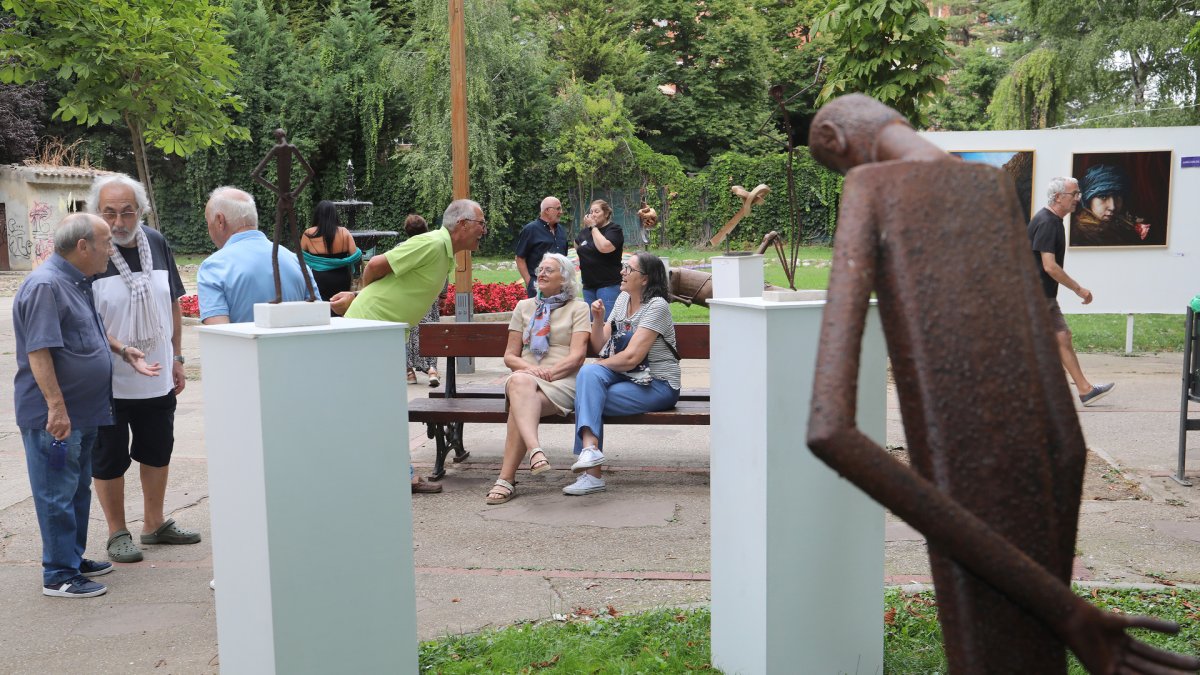 Arte al aire libre en la Huerta Guadián durante las fiestas de San Antolín de Palencia organizado por el grupo Muriel reune a 44 artistas de España y Francia.