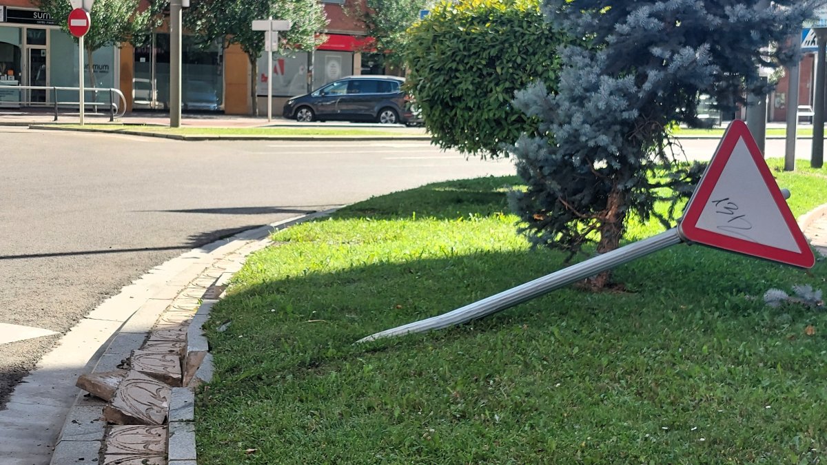 Un coche derriba una señal de tráfico y acaba en un jardín en Burgos.