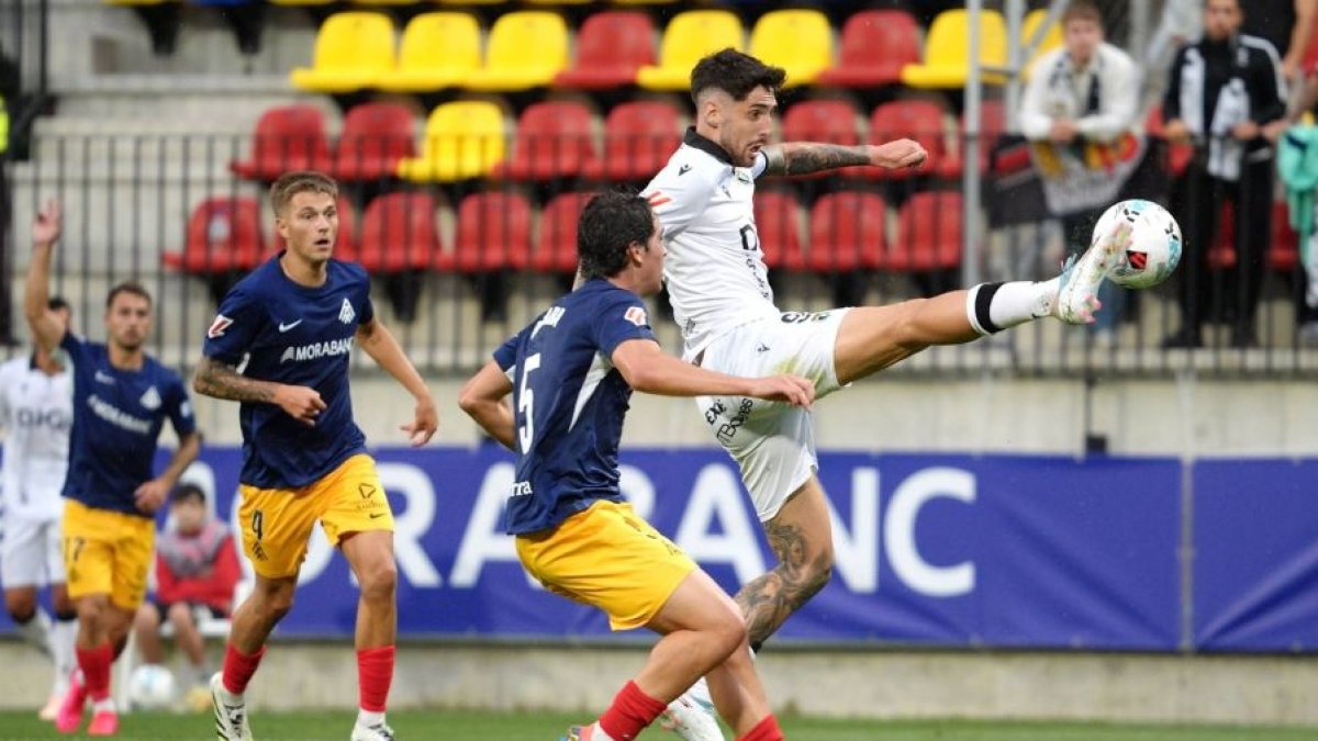 Control acrobático de Fer Niño, el mejor del conjunto blanquinegro ayer en Andorra.