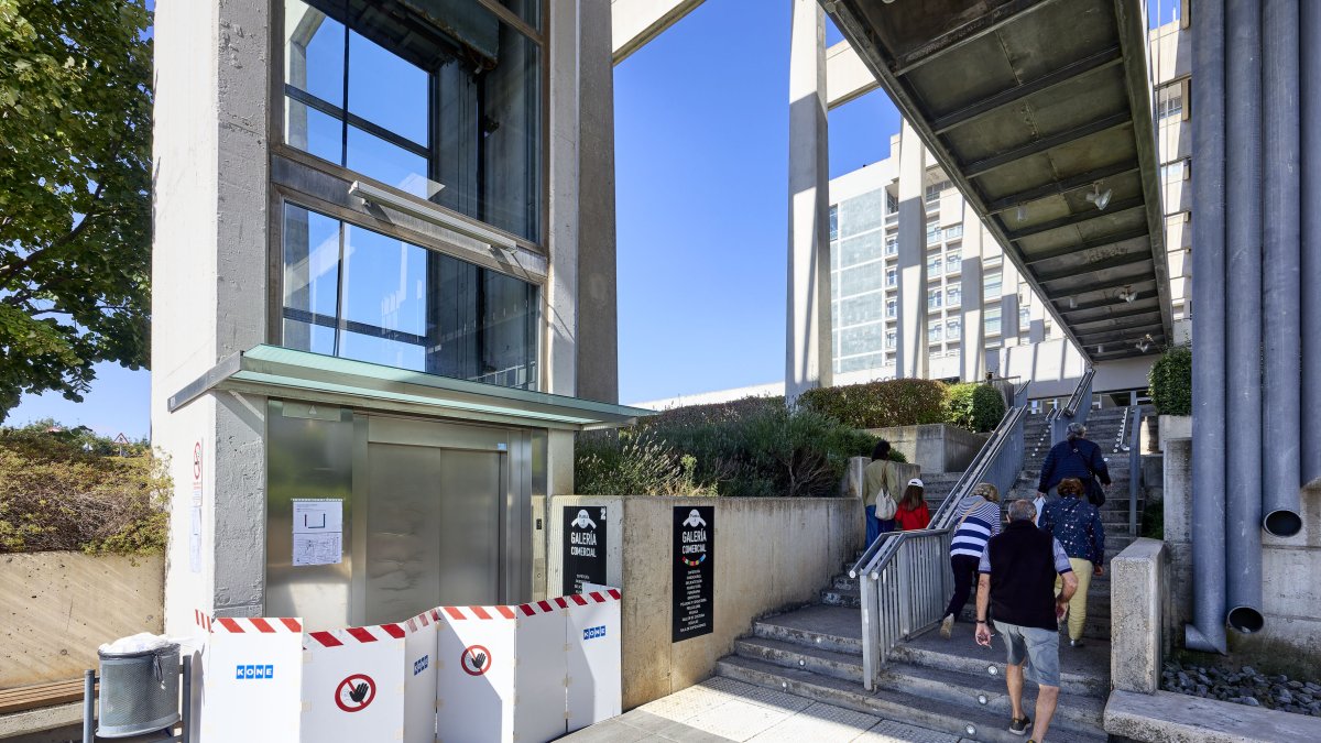 El ascensor panorámico, cerrado ya para modernizarlo.