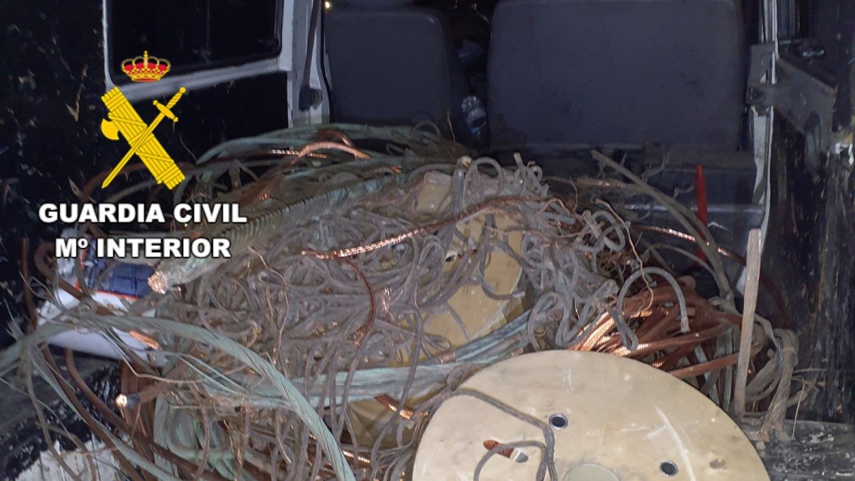 Recortes de cobre recuperados tras la detención de tres personas en una empresa del polígono industrial de Onzonilla (León).