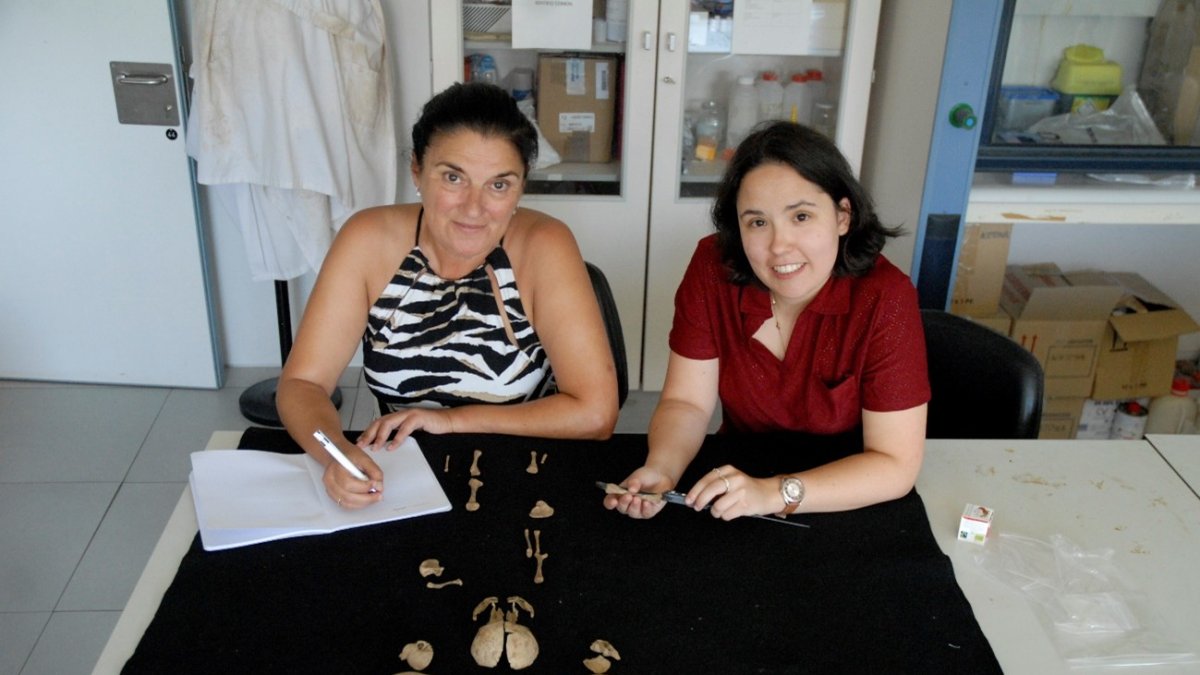 La profesora Rebeca García González (izquierda) y Marta Fernández Viejo, investigadora predoctoral de la Junta de Castilla y León en el programa de Evolución Humana de la UBU.