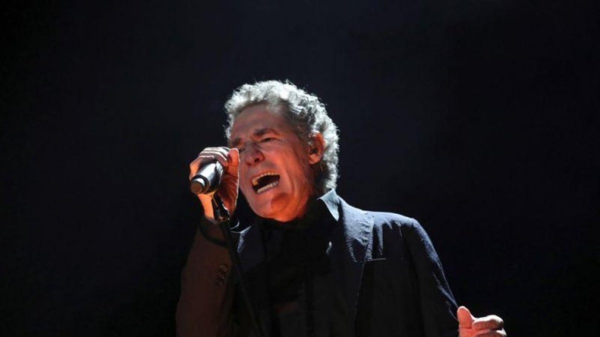 El cantante Miguel Ríos durante el concierto que ha ofrecido esta noche en el WiZink Center de Madrid.
