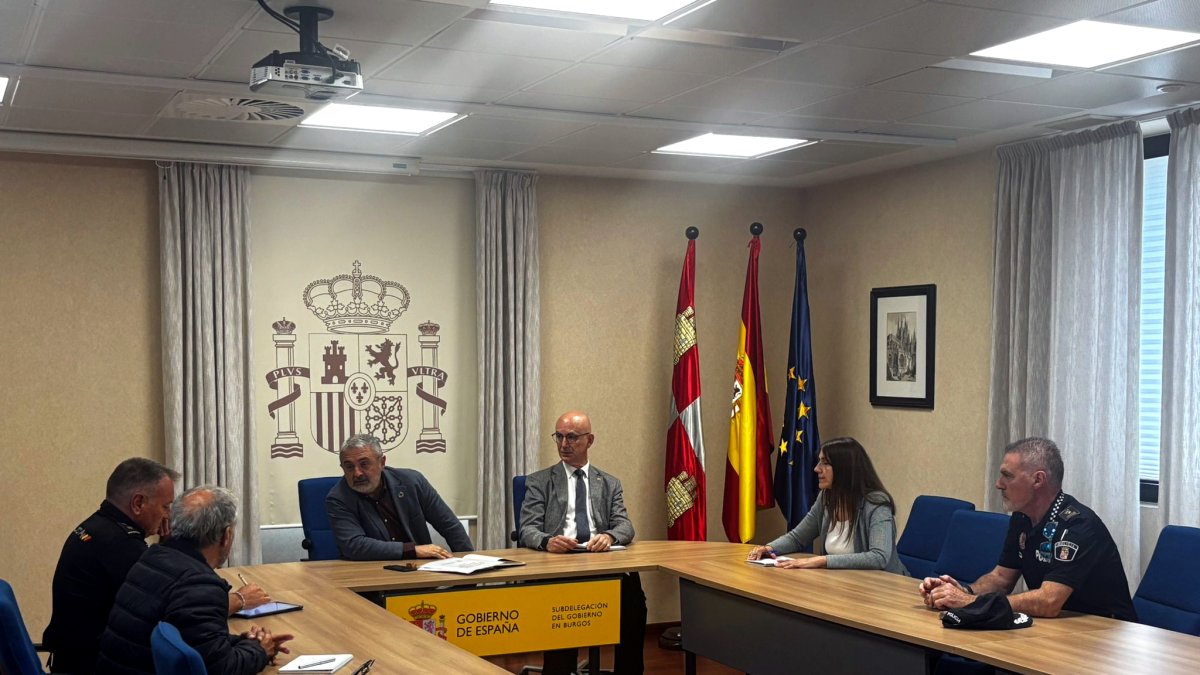 Reunión de seguridad en la Subdelegación del Gobierno en Burgos para abordar el problema de las novatadas.